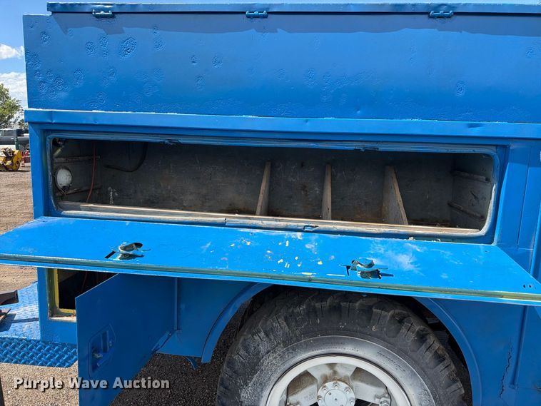 image for item FM7631 1990 International 4700 Crew Cab utility / service truck