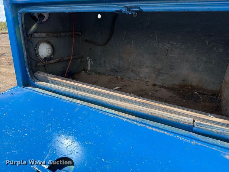 image for item FM7631 1990 International 4700 Crew Cab utility / service truck