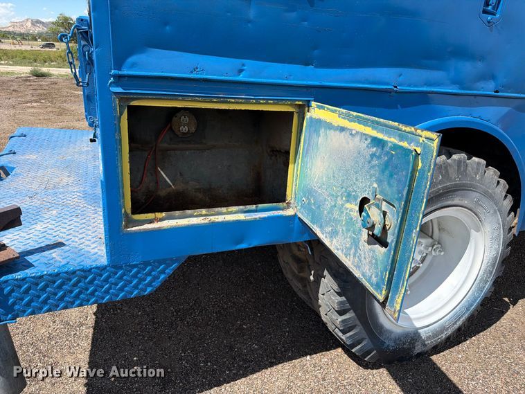 image for item FM7631 1990 International 4700 Crew Cab utility / service truck