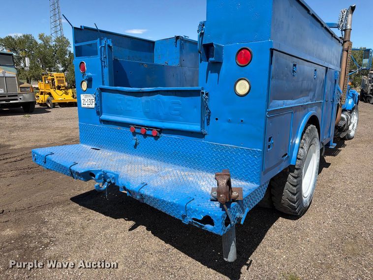 image for item FM7631 1990 International 4700 Crew Cab utility / service truck