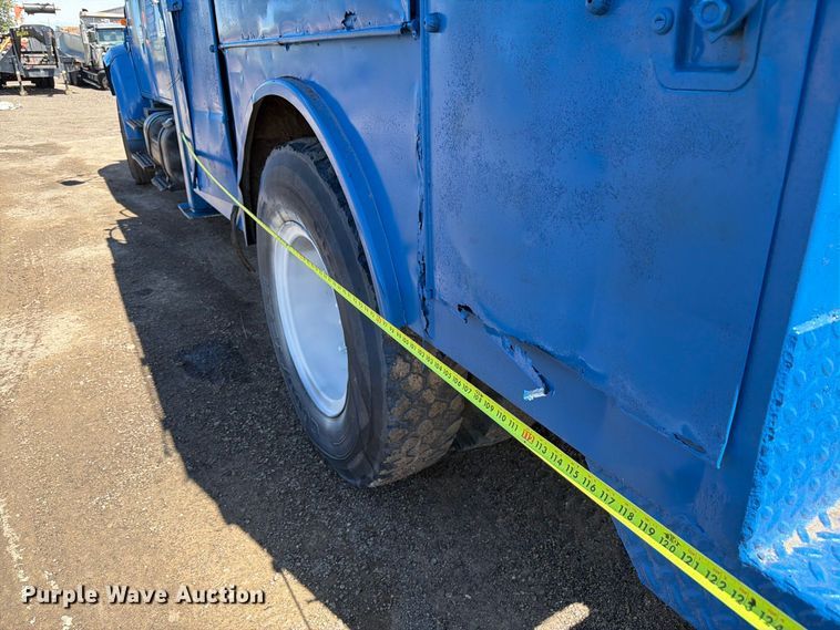 image for item FM7631 1990 International 4700 Crew Cab utility / service truck