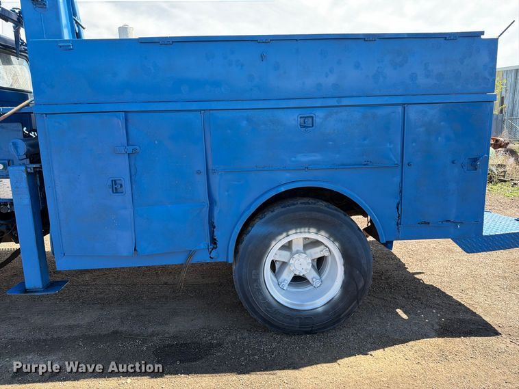 image for item FM7631 1990 International 4700 Crew Cab utility / service truck