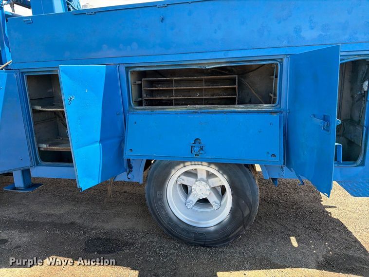 image for item FM7631 1990 International 4700 Crew Cab utility / service truck