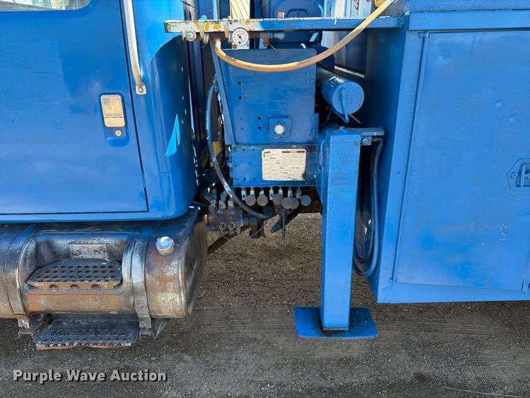 image for item FM7631 1990 International 4700 Crew Cab utility / service truck