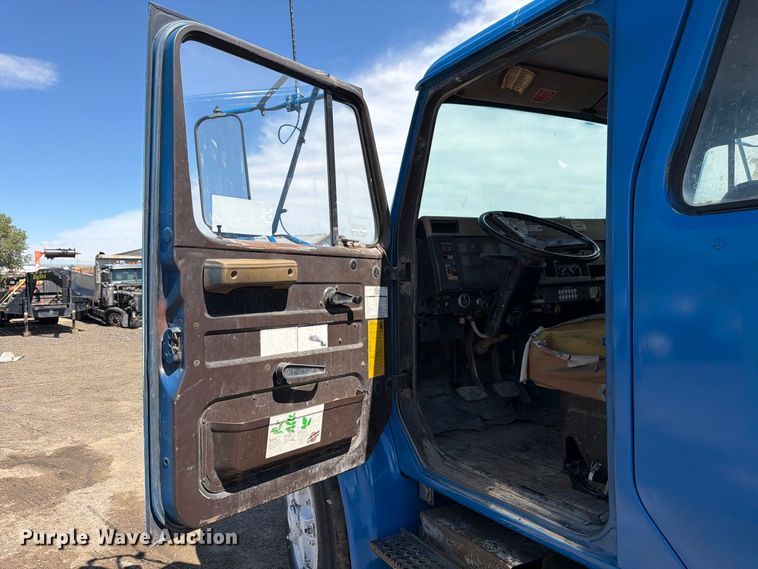 image for item FM7631 1990 International 4700 Crew Cab utility / service truck