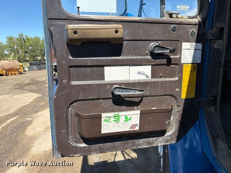 image for item FM7631 1990 International 4700 Crew Cab utility / service truck