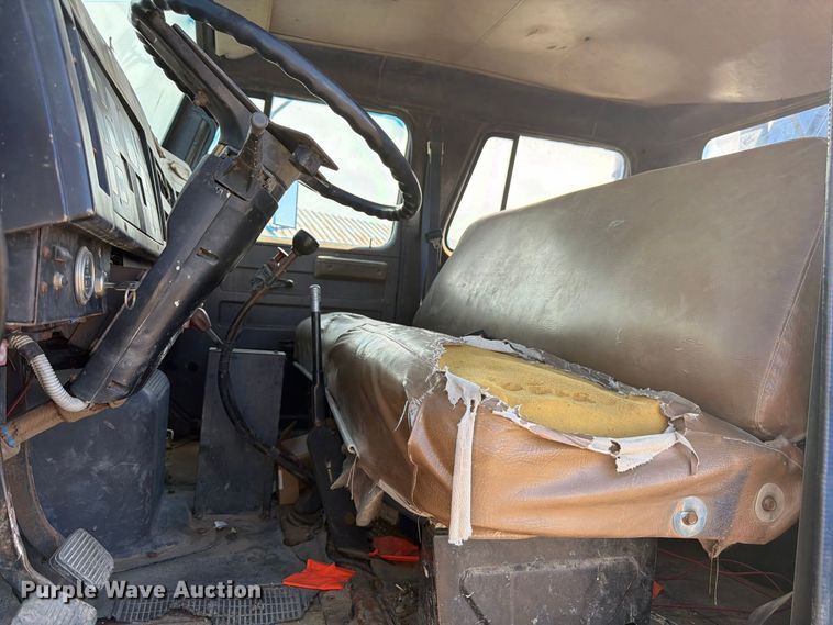 image for item FM7631 1990 International 4700 Crew Cab utility / service truck