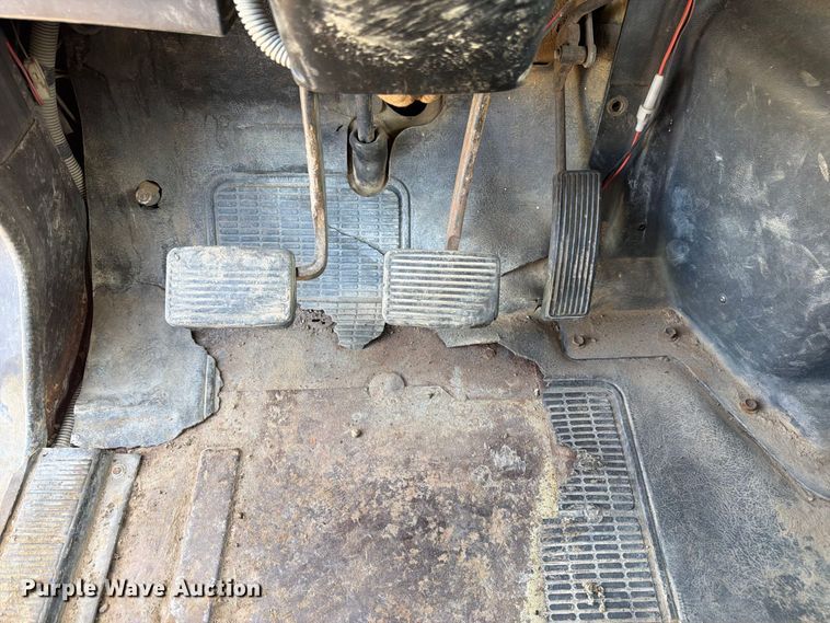 image for item FM7631 1990 International 4700 Crew Cab utility / service truck