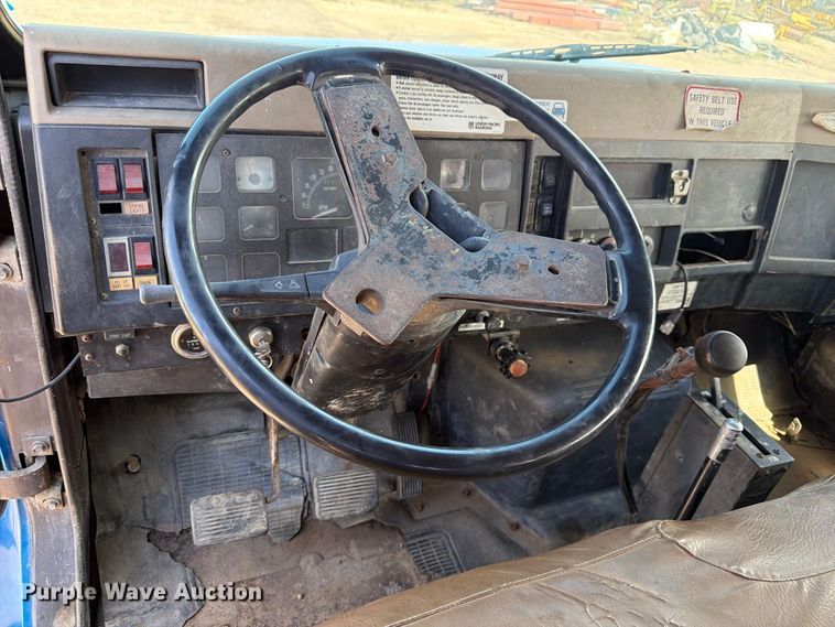 image for item FM7631 1990 International 4700 Crew Cab utility / service truck