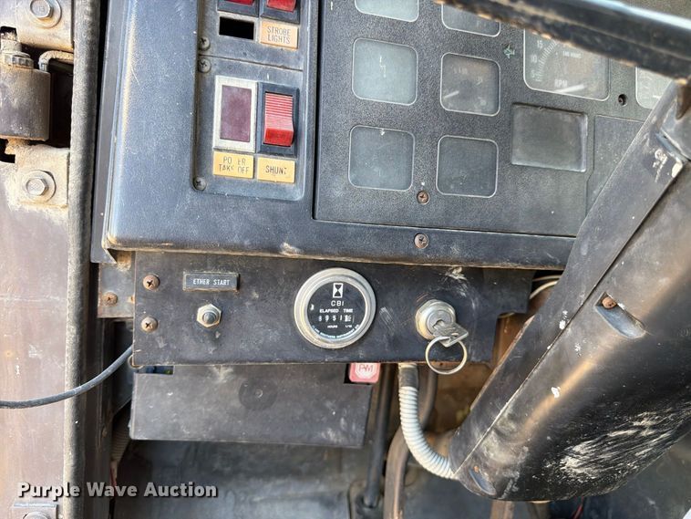 image for item FM7631 1990 International 4700 Crew Cab utility / service truck