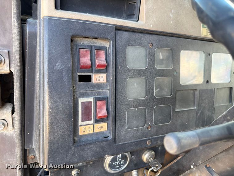 image for item FM7631 1990 International 4700 Crew Cab utility / service truck