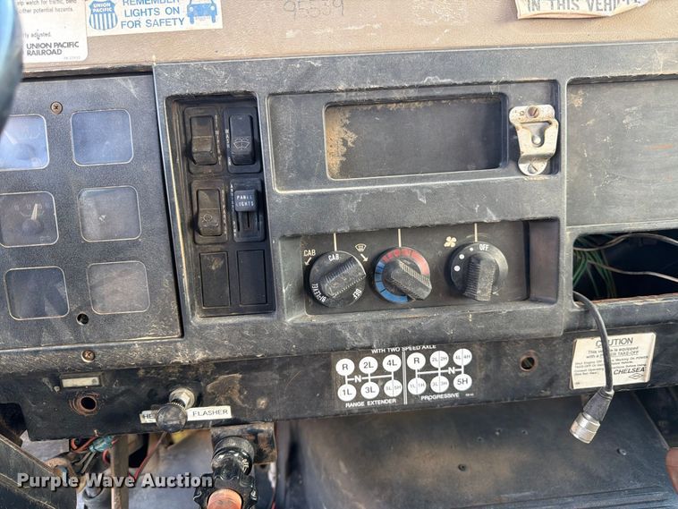 image for item FM7631 1990 International 4700 Crew Cab utility / service truck