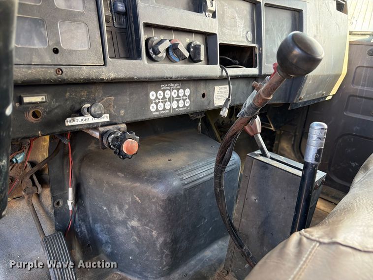 image for item FM7631 1990 International 4700 Crew Cab utility / service truck