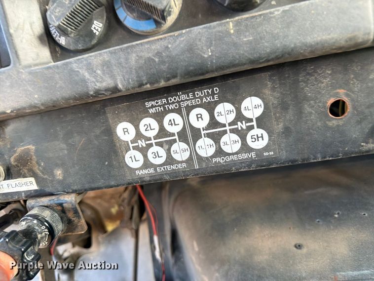 image for item FM7631 1990 International 4700 Crew Cab utility / service truck