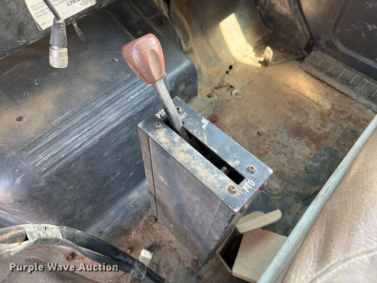 image for item FM7631 1990 International 4700 Crew Cab utility / service truck