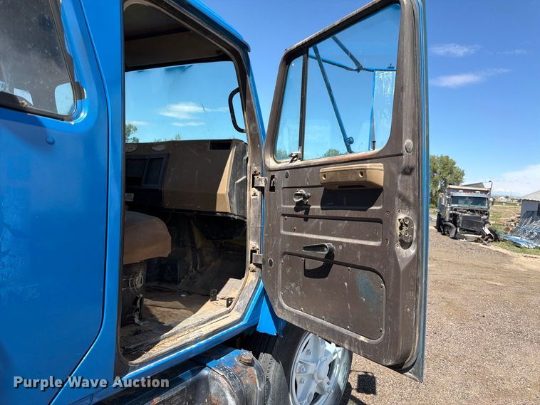 image for item FM7631 1990 International 4700 Crew Cab utility / service truck