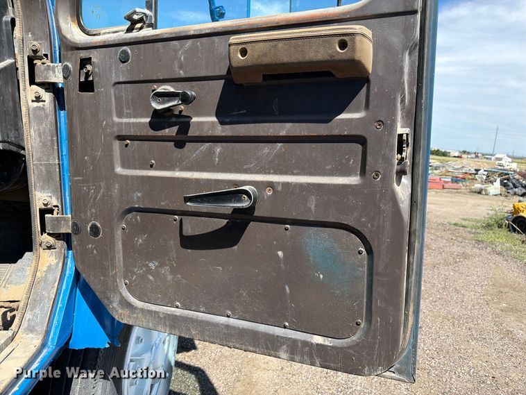 image for item FM7631 1990 International 4700 Crew Cab utility / service truck