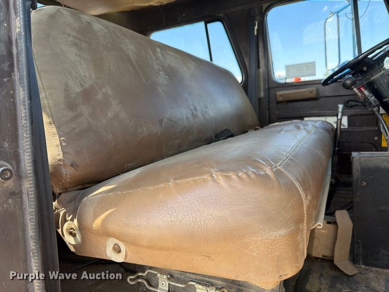 image for item FM7631 1990 International 4700 Crew Cab utility / service truck