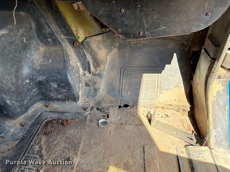 image for item FM7631 1990 International 4700 Crew Cab utility / service truck