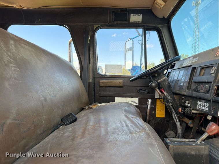 image for item FM7631 1990 International 4700 Crew Cab utility / service truck
