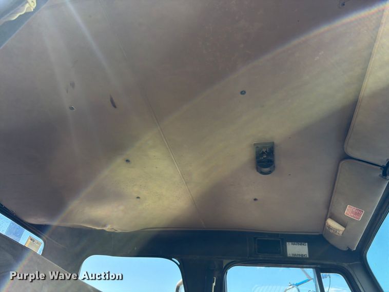 image for item FM7631 1990 International 4700 Crew Cab utility / service truck