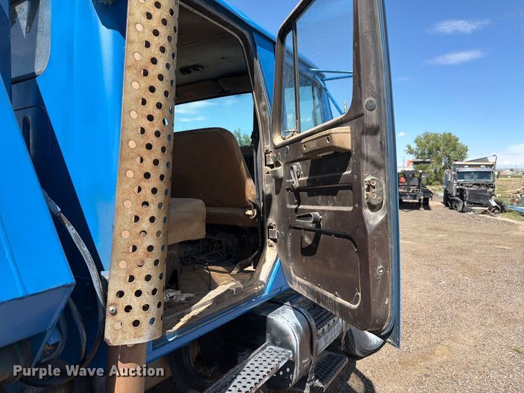 image for item FM7631 1990 International 4700 Crew Cab utility / service truck
