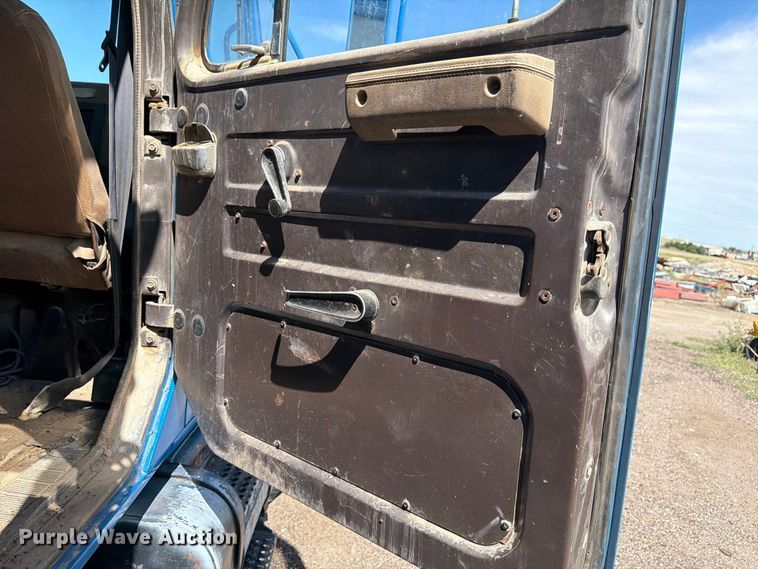 image for item FM7631 1990 International 4700 Crew Cab utility / service truck