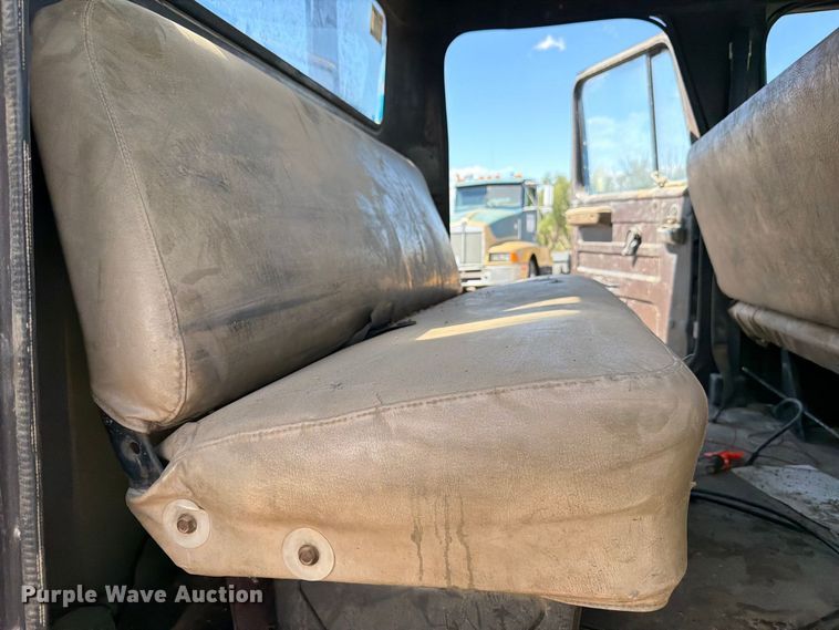 image for item FM7631 1990 International 4700 Crew Cab utility / service truck