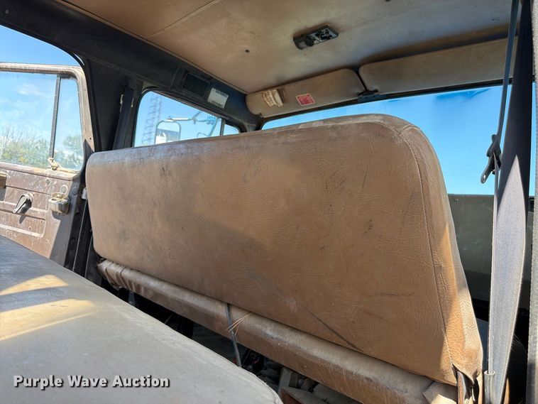 image for item FM7631 1990 International 4700 Crew Cab utility / service truck