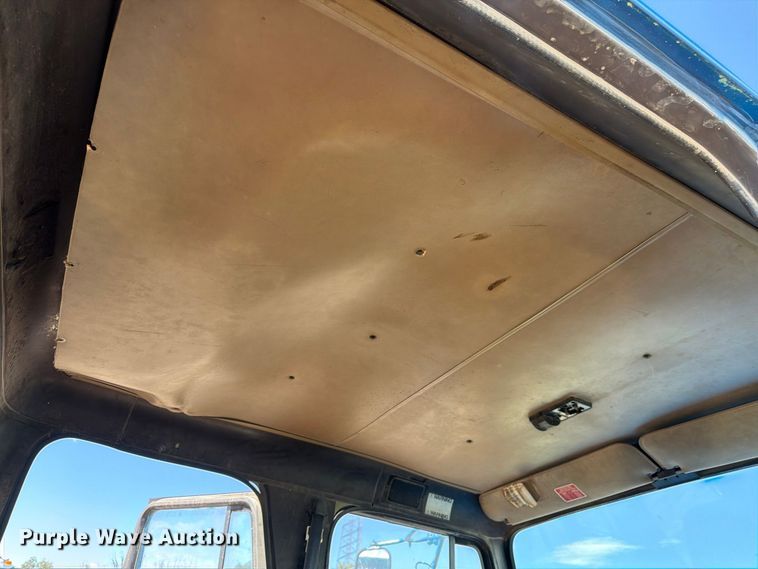 image for item FM7631 1990 International 4700 Crew Cab utility / service truck