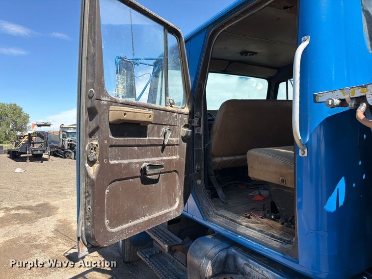 image for item FM7631 1990 International 4700 Crew Cab utility / service truck