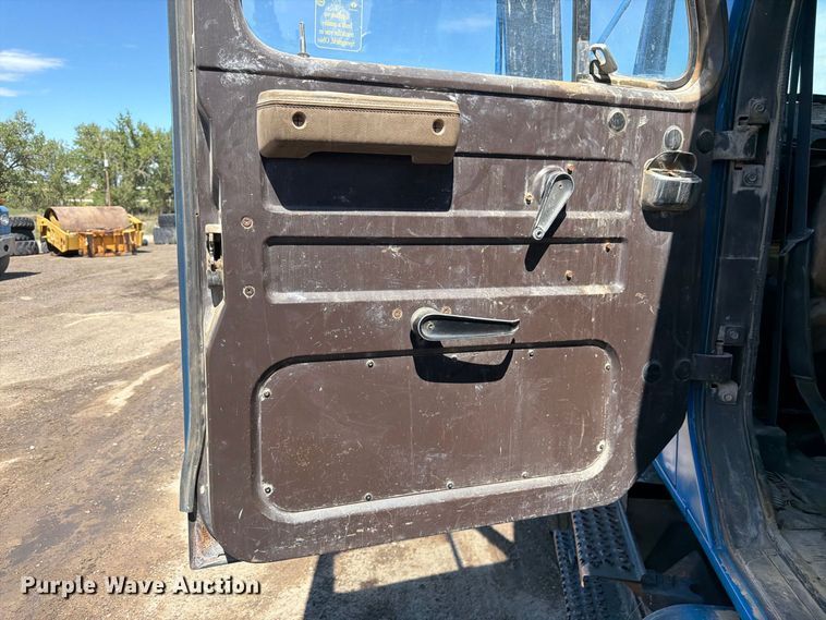 image for item FM7631 1990 International 4700 Crew Cab utility / service truck