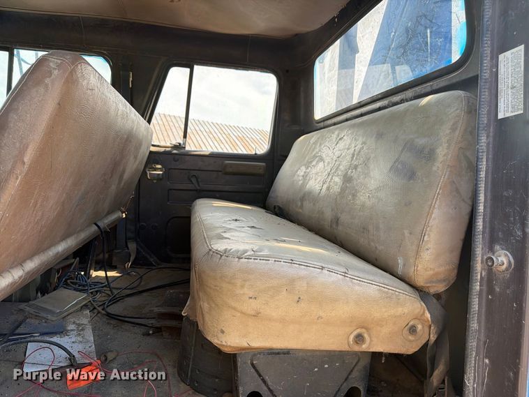 image for item FM7631 1990 International 4700 Crew Cab utility / service truck