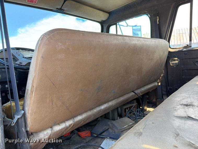 image for item FM7631 1990 International 4700 Crew Cab utility / service truck