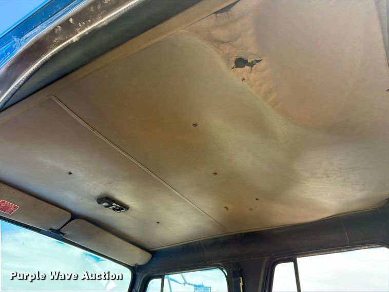 image for item FM7631 1990 International 4700 Crew Cab utility / service truck