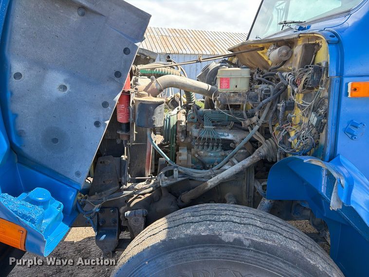 image for item FM7631 1990 International 4700 Crew Cab utility / service truck
