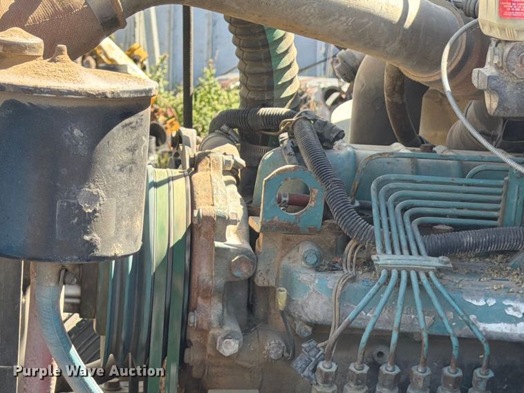 image for item FM7631 1990 International 4700 Crew Cab utility / service truck