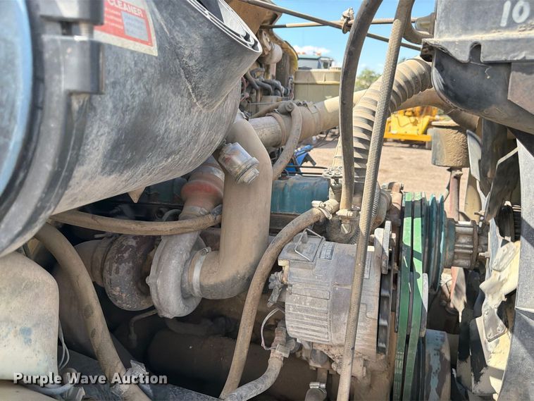 image for item FM7631 1990 International 4700 Crew Cab utility / service truck