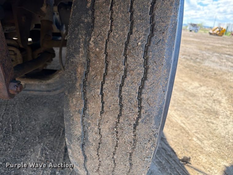 image for item FM7631 1990 International 4700 Crew Cab utility / service truck