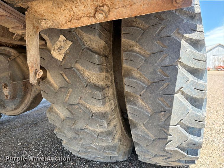 image for item FM7631 1990 International 4700 Crew Cab utility / service truck