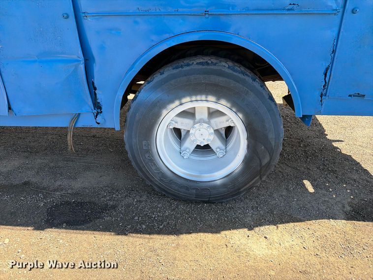 image for item FM7631 1990 International 4700 Crew Cab utility / service truck