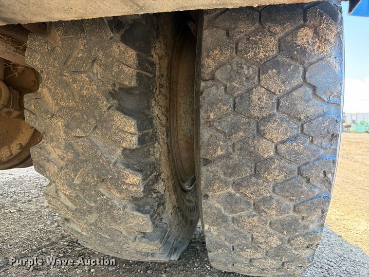 image for item FM7631 1990 International 4700 Crew Cab utility / service truck