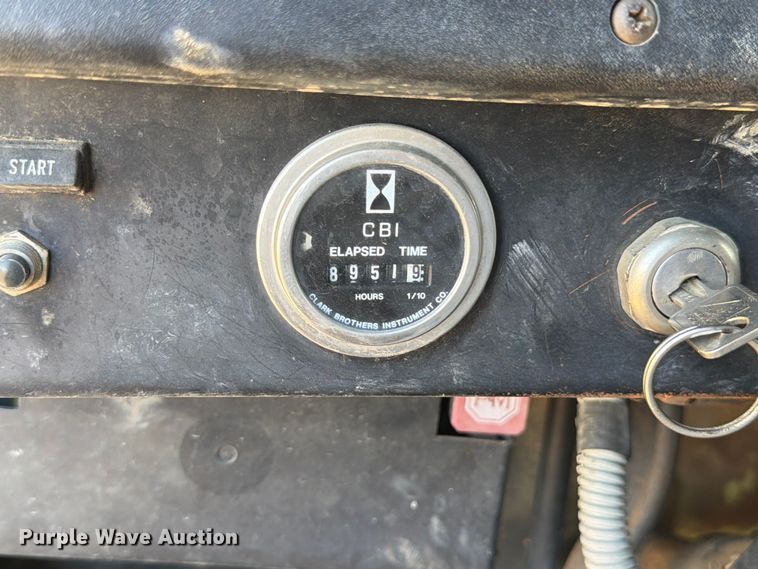 image for item FM7631 1990 International 4700 Crew Cab utility / service truck