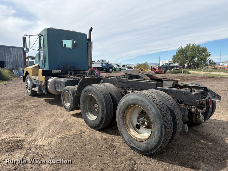 image for item FM7634 1987 Kenworth T600A semi truck