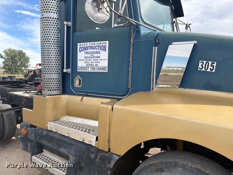 image for item FM7634 1987 Kenworth T600A semi truck