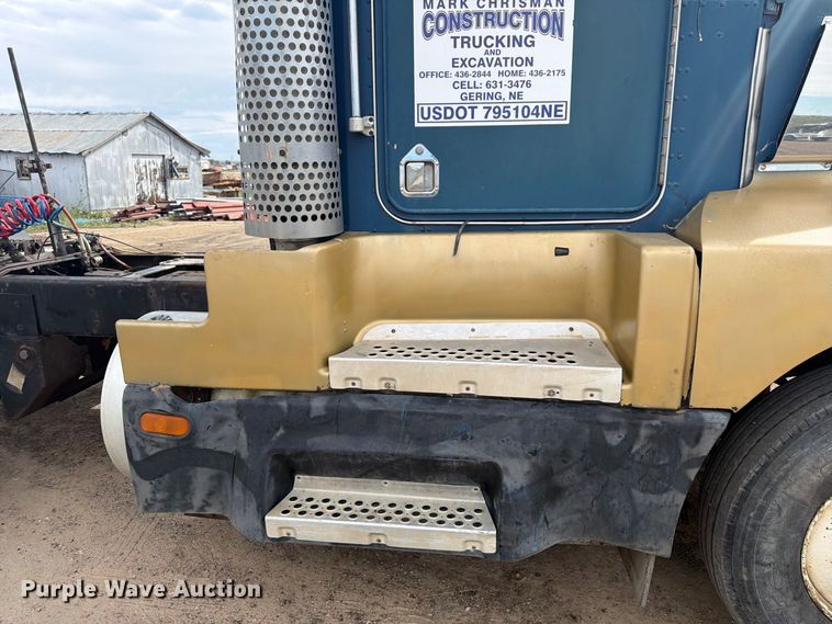 image for item FM7634 1987 Kenworth T600A semi truck