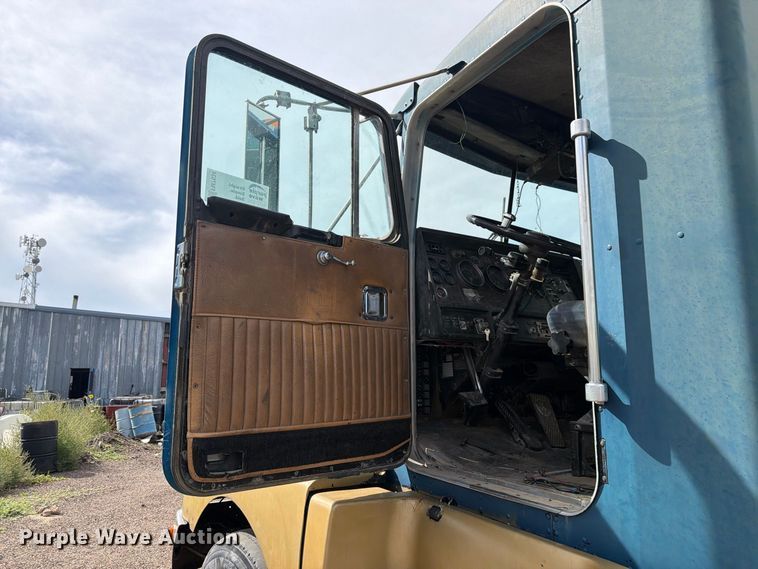 image for item FM7634 1987 Kenworth T600A semi truck