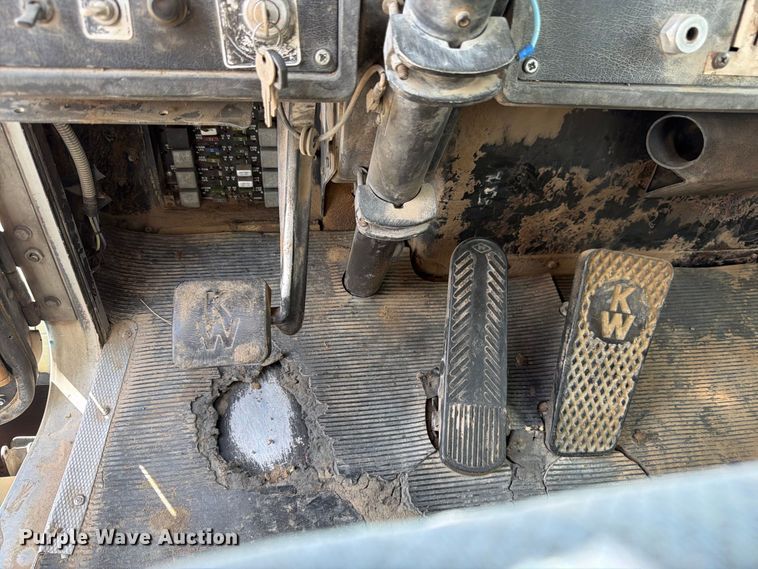 image for item FM7634 1987 Kenworth T600A semi truck