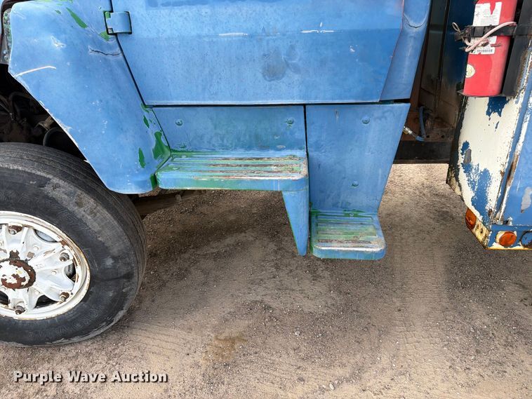 image for item FM7637 1991 Ford 9000 utility / service truck