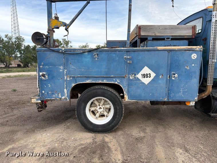 image for item FM7637 1991 Ford 9000 utility / service truck
